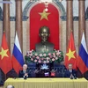 Президент Вьетнама То Лам и Президент Российской Федерации Владимир Путин стали свидетелями обмена документами о сотрудничестве, подписанными между двумя странами. (Фото: ВИА) 