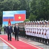 Президент Вьетнама То Лам и Президент России Владимир Путин во время обхода почетного караула Вьетнамской народной армии. (Фото: ВИА)