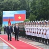 Президент Вьетнама То Лам и Президент России Владимир Путин во время обхода почетного караула Вьетнамской народной армии. (Фото: ВИА)