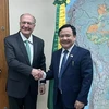 Вице-президент и министр развития, промышленности, торговли и услуг Бразилии Жералду Алкмин и посол Вьетнама в Бразилии Буй Ван Нги. 