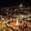 Туристы участвуют в ночных посиделках у костра в общинном туристическом центре Нашы. (Фото: ВИА)