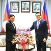 Посол Вьетнама в Камбодже Нгуен Хи Танг (слева) и государственный секретарь Камбоджи Унг Рачана. (Фото: ВИA)