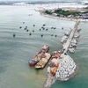 Завершен основной участок проекта строительства защитной дамбы в рыболовный порту Кыаныонг. (Фото: ВИА)