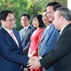 Премьер-министр Фам Минь Тьинь встретился с должностными лицами и сотрудниками представительств Вьетнама в Пекине. (Фото: ВИА)
