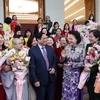 Премьер-министр Фам Минь Тьинь встречается с выдающимися женщинами-делегатами 2021 года. (Фото: ВИA) 