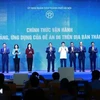 Премьер-министр Фам Минь Тьинь (в центре) и другие делегаты на церемонии в Ханое 28 июня анонсировали некоторые приложения и платформы Ханоя, касающиеся цифровой трансформации. (Фото: ВИА)