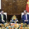 Президент государства То Лам (справа) и посол Австралии во Вьетнаме Эндрю Голедзиновски. (Фото: ВИA)