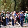 Иностранные туристы посещают Нгу Хань Шон в Дананге. (Фото: ВИA)