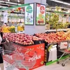 Потребители делают покупки в супермаркете Winmart в Ханое. (Фото: ВИA)