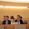 Посол Вьетнама Май Фан Зунг (справа) во время дебатов на 56-й сессии Совета по правам человека в Женеве. (Фото: ВИA)