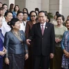 Председатель Национального собрания Чан Тхань Ман приветствует лаосских и камбоджийских женщин и женщин-предпринимателей (Фото: ВИA)