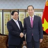 Премьер-министр Фам Минь Тьинь (слева) и его корейский коллега Хан Док Су проводят переговоры в Сеуле 2 июля. (Фото: ВИA)