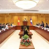 На переговорах между заместителем председателя Национального собрания Вьетнама Нгуен Кхак Динь и его лаосским коллегой Чалеуном Йиапаохером в Вьентьяне 4 июля (Фото: ВИA)