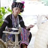 Девочки народности Лы продолжают сохранять традиционное ткачество. (Фото: ВИА)