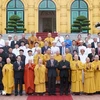 Президент То Лам (на первом плане, седьмой справа), религиозные деятели и официальные лица позируют для фото в президентском дворце в Ханое после встречи 13 июня (Фото: ВИA)
