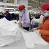 Рабочие производят одежду на экспорт на фабрике Tinh Loi Garment Co. Ltd в провинции Хайзыонг. (Фото: ВИА) 