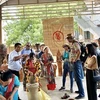 Индийские туристы посещают гончарную деревню Баучук на юге центральной провинции Ниньтхуан. (Фото: nhandan.vn)