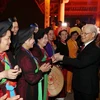 Генеральный секретарь партии Нгуен Фу Чонг посещает ханойских писателей и художников по случаю традиционного Лунного Нового года (праздник Тэт) (15 февраля 2018 г.). (Фото: ВИA)