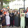 Генеральный секретарь Нгуен Фу Чонг и делегаты поют песню о президенте Хо Ши Мине во время церемонии подношения цветов к памятнику президенту Хо Ши Мину на территории Музея азиатских цивилизаций в Сингапуре 12 сентября 2012 года (Фото: ВИA)
