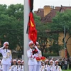 Национальный флаг был приспущен на площади Бадинь в Ханое в 6 утра 25 июля, что ознаменовало начало национального траура по генеральному секретарю партии Нгуен Фу Чонгу, который продлится с 25 по 26 июля. (Фото: ВИA) 