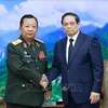 Премьер-министр Фам Минь Тьинь (справа) принимает генерала Чансамона Чаньялата, заместителя премьер-министра и министра национальной обороны Лаоса, в Ханое 25 июля. (Фото: ВИA)