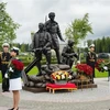 Памятник изображает трех вьетнамских солдат, стоящих в оборонительной позиции для защиты Москвы. (Фото: ВИA)