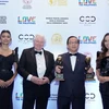 Основатель World Travel Awards Грэм Кук (второй слева) вручает награды вице-президенту компании Vietjet До Суан Куангу. Фото: Vietjet