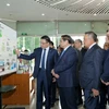 Руководитель Petrovietnam докладывает премьер-министру Фам Минь Тьиню об исследованиях Вьетнамского института нефти в области улавливания и хранения CO2.