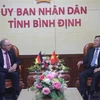 El secretario del Comité del Partido Comunista de Vietnam en Binh Dinh, Ho Quoc Dung (D), se encontró con el presidente de PNE, Per Hornung Pedersen (Fuente: VNA)