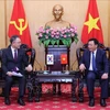 El presidente de la Academia Nacional de Política de Ho Chi Minh (HCMA), Nguyen Xuan Thang (derecha), se reunió en Hanoi con el presidente del instituto NHI de Corea del Sur, Kim Chae-Hwan (Fuente: VNA)