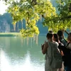 Visitantes pasean por el Lago Hoan Kiem en Hanoi (Fuente: VNA)