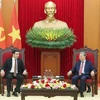 El secretario general del Partido Comunista de Vietnam (PCV), To Lam (derecha), recibió hoy en Hanoi al presidente de Asamblea Nacional de Armenia, Alen Simonyan