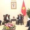 El viceprimer ministro y canciller vietnamita, Bui Thanh Son (derecha), recibió a la vicepresidenta del Banco Mundial (BM) para Asia Oriental y el Pacífico, Manuela V.Ferro (Fuente: VNA)