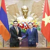 El presidente de la Asamblea Nacional de Armenia, Alen Simonyan (izquierda) y su par vietnamita Tran Thanh Man (Fuente: VNA)