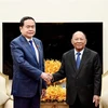 El presidente de la Asamblea Nacional Tran Thanh Man (izquierda) se encontró con el expresidente de la Asamblea Nacional de Camboya, Samdech Heng Samrin (Fuente: VNA)