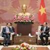 El vicepresidente de la Asamblea Nacional de Vietnam Tran Quang Phuong (derecha) se reúne con el presidente de la CAFIU, Ji Bingxuan (Fuente: VNA)