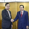 El presidente de la Asamblea Nacional de Vietnam, Tran Thanh Man (derecha), dialoga con el titular del Presídium del Comité Central del Partido Comunista de Japón (PCP), Shii Kazuo (Fuente: VNA)