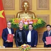 El primer ministro vietnamita, Pham Minh Chinh, (segundo a la derecha) y Jensen Huang, presidente y director general de NVIDIA, presenciaron la ceremonia de firma del Acuerdo de Cooperación entre el Gobierno de Vietnam y el grupo estadounidense.(Foto: VNA)