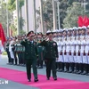 El ministro de Defensa vietnamita, general Phan Van Giang, recibe a su homólogo laosiano, teniente general Khamliang Outhakaysone (Fuente: VNA)