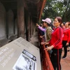 Des touristes chinois visitent le temple de la Littérature, à Hanoi. Photo : VNA