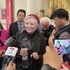 Trân Tô Nga répond à la presse après l’audience à la Cour d’appel de Paris. Photo : VNA