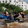 Des personnes sont évacuées d’une zone inondé. Photo: VNA