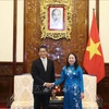 La présidente par intérim Vo Thi Anh Xuân serre la main du nouvel ambassadeur du Japon au Vietnam, Ito Naoki, à Hanoi, le 17 mai. Photo: VNA