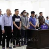 Les accusés écoutent le verdict dans le procès de l’affaire de Viêt A, devant le Tribunal populaire supérieur de Hanoi, le 17 mai. Photo : VNA