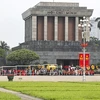 Près de 32.000 personnes visitent le mausolée du président Hô Chi Minh à l'occasion de son 134e anniversaire. Photo : VNA