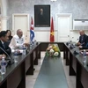 Le vice-président de la Cour populaire suprême Nguyên Van Tiên (à droite) s’entretient avec le président de la Cour populaire suprême de Cuba, Rubén Remigio Ferro. Photo: VNA