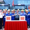 Le Premier ministre Pham Minh Chinh offre des cadeaux aux ingénieurs et aux ouvriers sur le chantier du projet. Photo: VNA