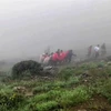 Cette capture d’écran tirée d’une séquence vidéo publiée par le Croissant Rouge iranien le 20 mai 2024 montre des sauveteurs récupérant des corps sur le site de l’accident d’hélicoptère dans une région montagneuse au nord-ouest de l’Iran. Photo : AFP/VNA