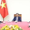 Le Premier ministre vietnamien Pham Minh Chinh (centre) lors de son entretien téléphonique avec son homologue néerlandais Mark Rutte. Photo: VNA
