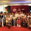 Le membre du conseil municipal d’Augsbourg, Gregor Lang (7e à partie de la droite, deuxième rang) avec les élèves et leurs parents posent pour une photo de groupe. Photo : VNA